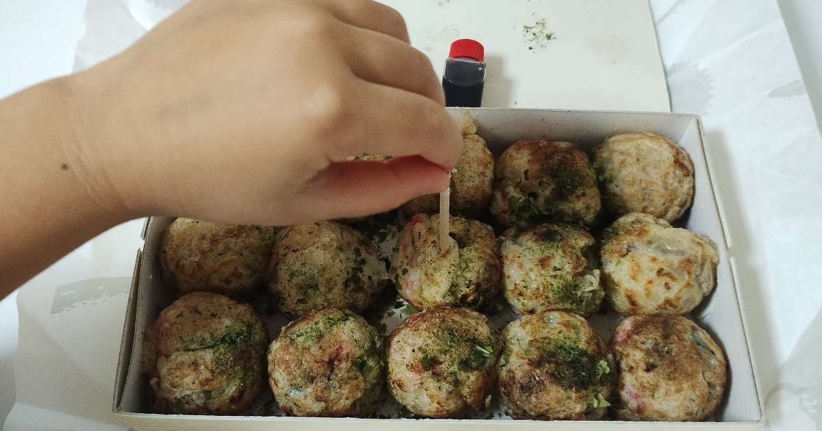 春日部市「あま太郎」のたこ焼きのサイズ(子供の手です)