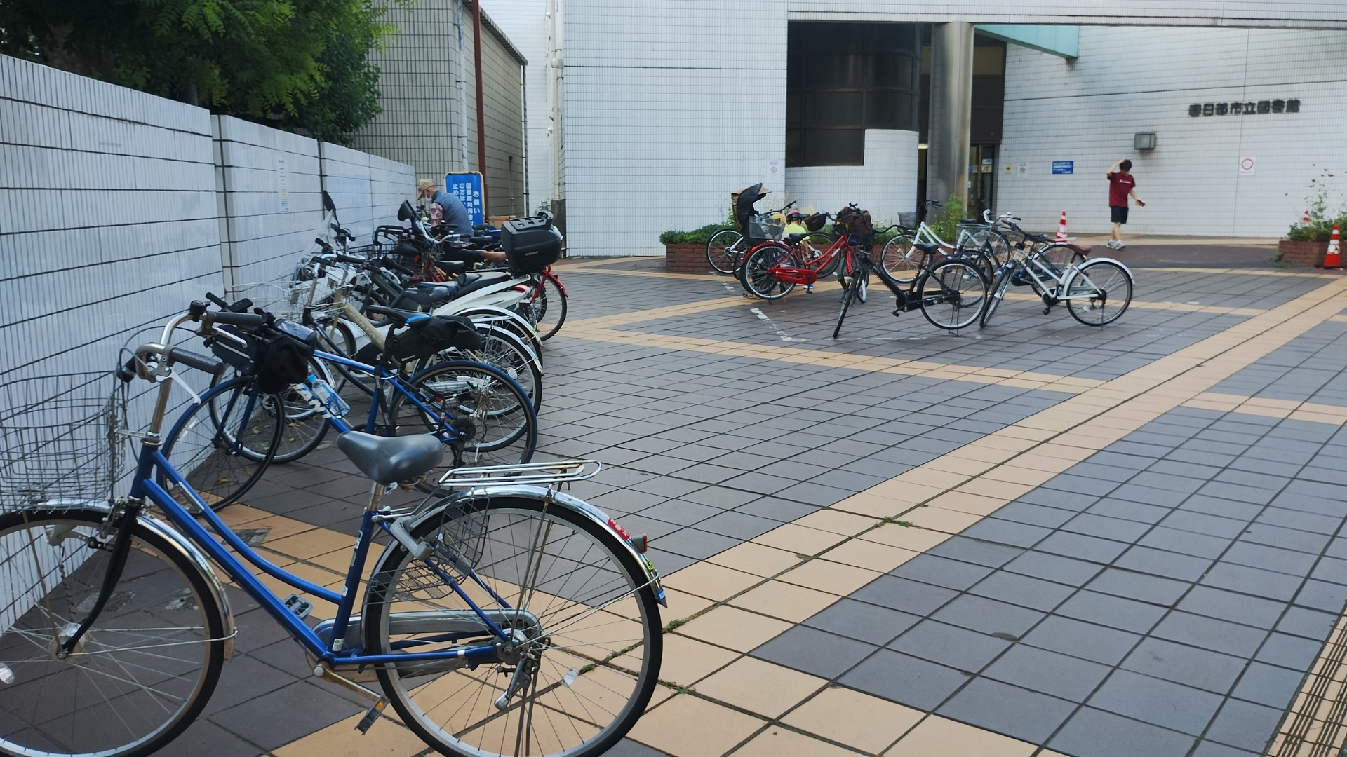 春日部市立中央図書館前駐輪場