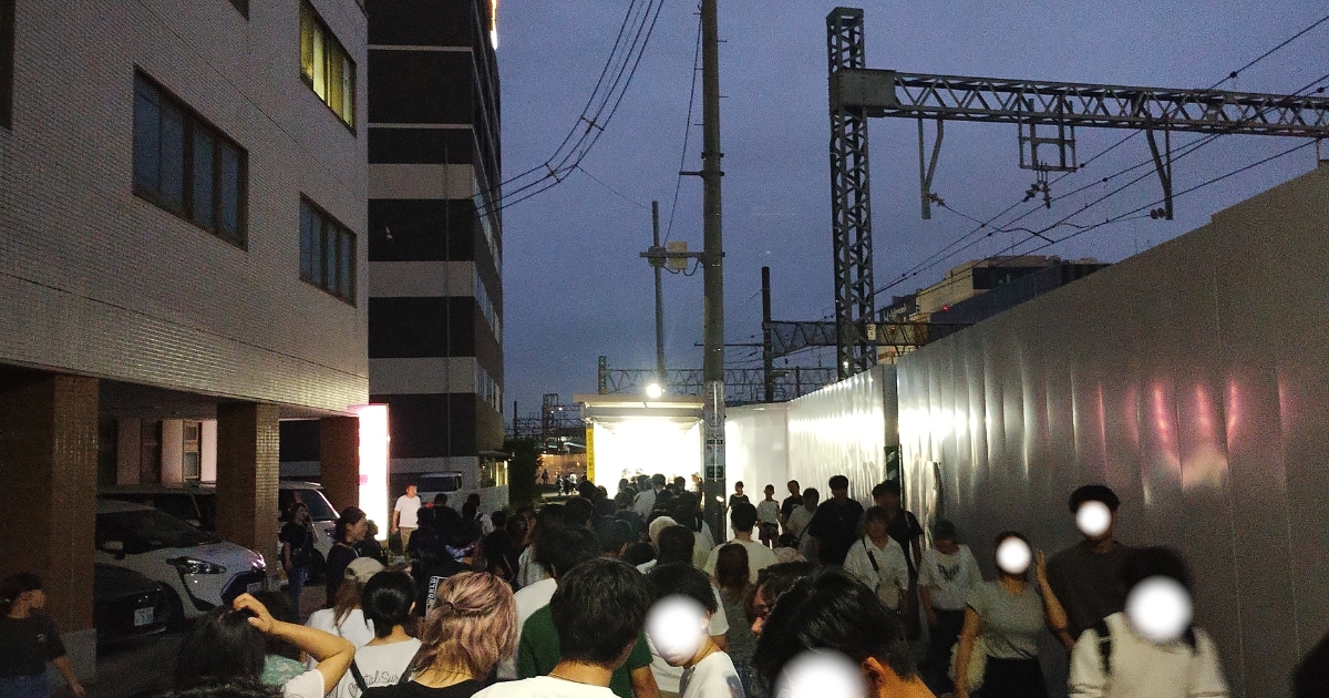 春日部夏祭り:地下道の混雑(2025年7月12日19時頃撮影)