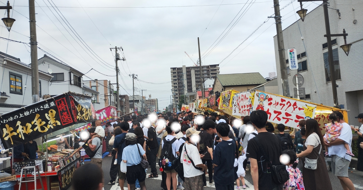 春日部夏祭り:学校どおりの屋台(2025年7月12日撮影)