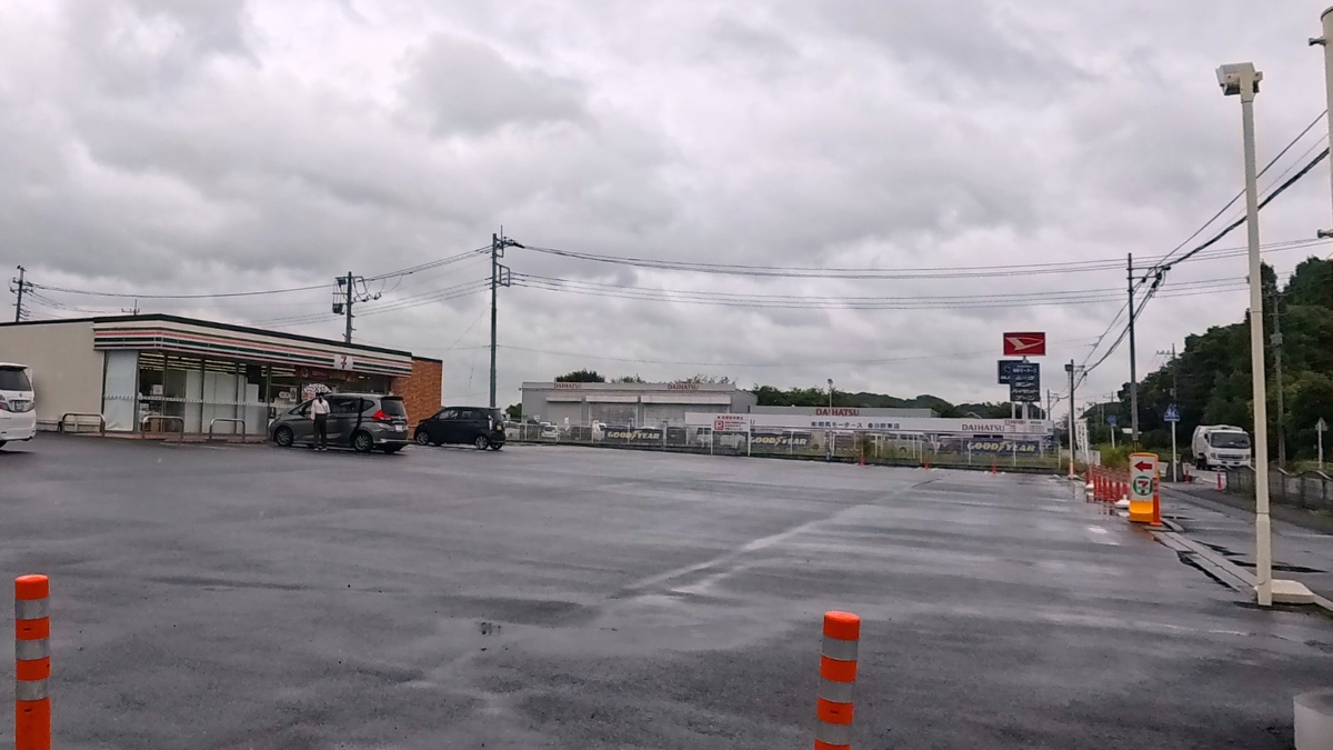 セブンイレブン春日部金崎店：駐車場