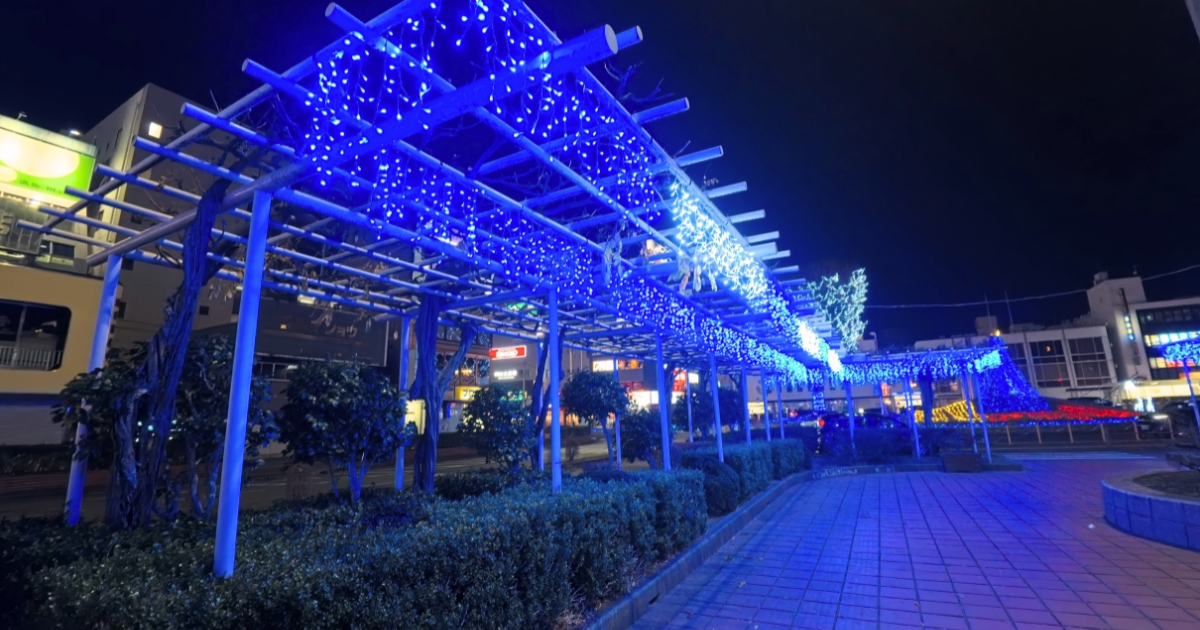 フォトスポット１：春日部駅西口広場の藤棚イルミネーション