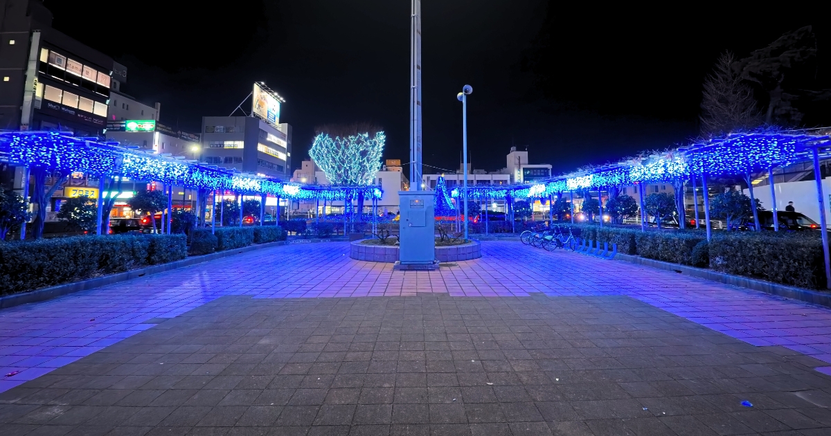 春日部駅西口広場：藤棚イルミネーション