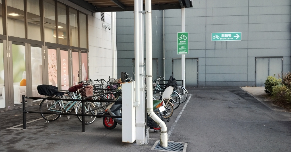 イオンモール春日部：駐輪場に置かれた原付