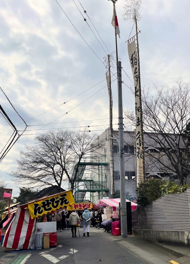 備後須賀稲荷神社「初午大祭」開催時の分娩館前に並ぶ屋台の様子(2024年撮影)