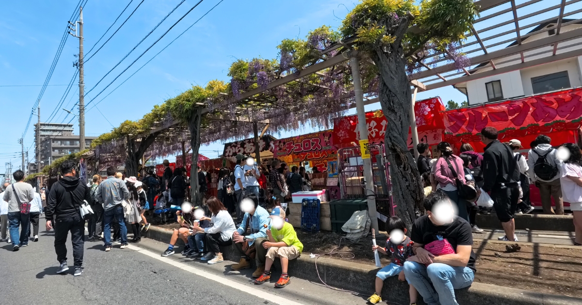 春日部藤まつり：ふじ通りの屋台（2025年撮影）