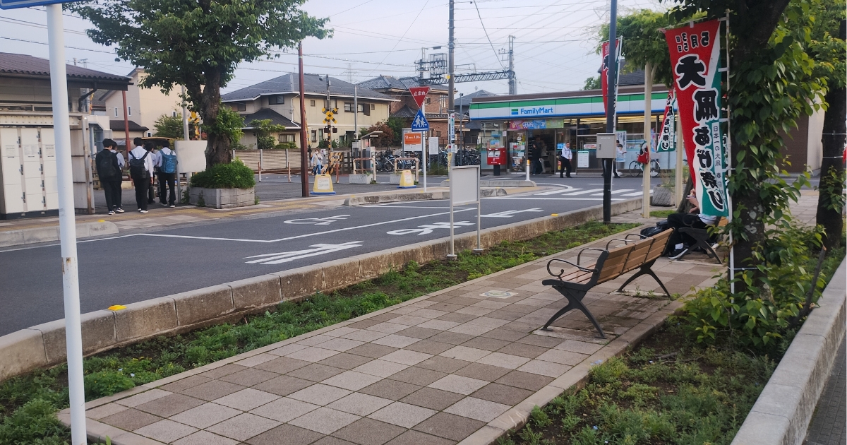八木崎駅駅前：藤棚下のベンチ