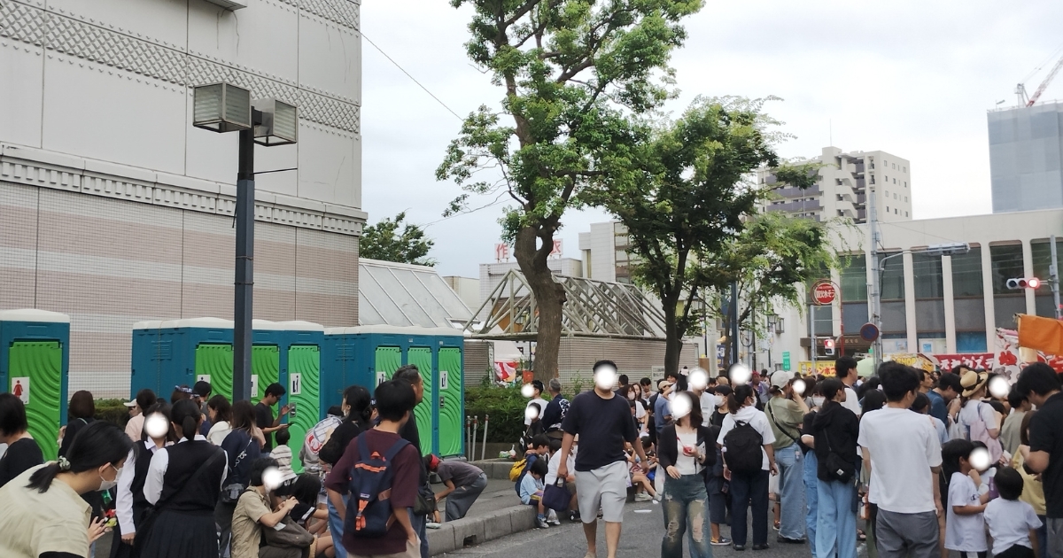 春日部夏まつり：匠大塚横に設置された仮設トイレ（2025年撮影）