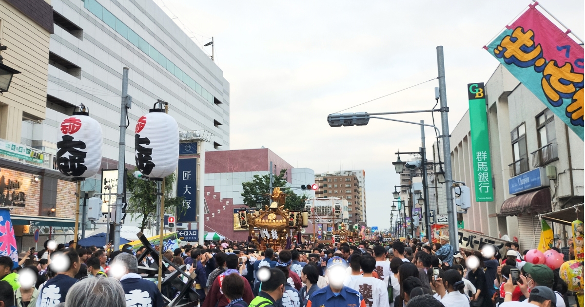 大勢の観客で賑わうかすかべ大通りの神輿パレード（春日部夏まつり2025年撮影）
