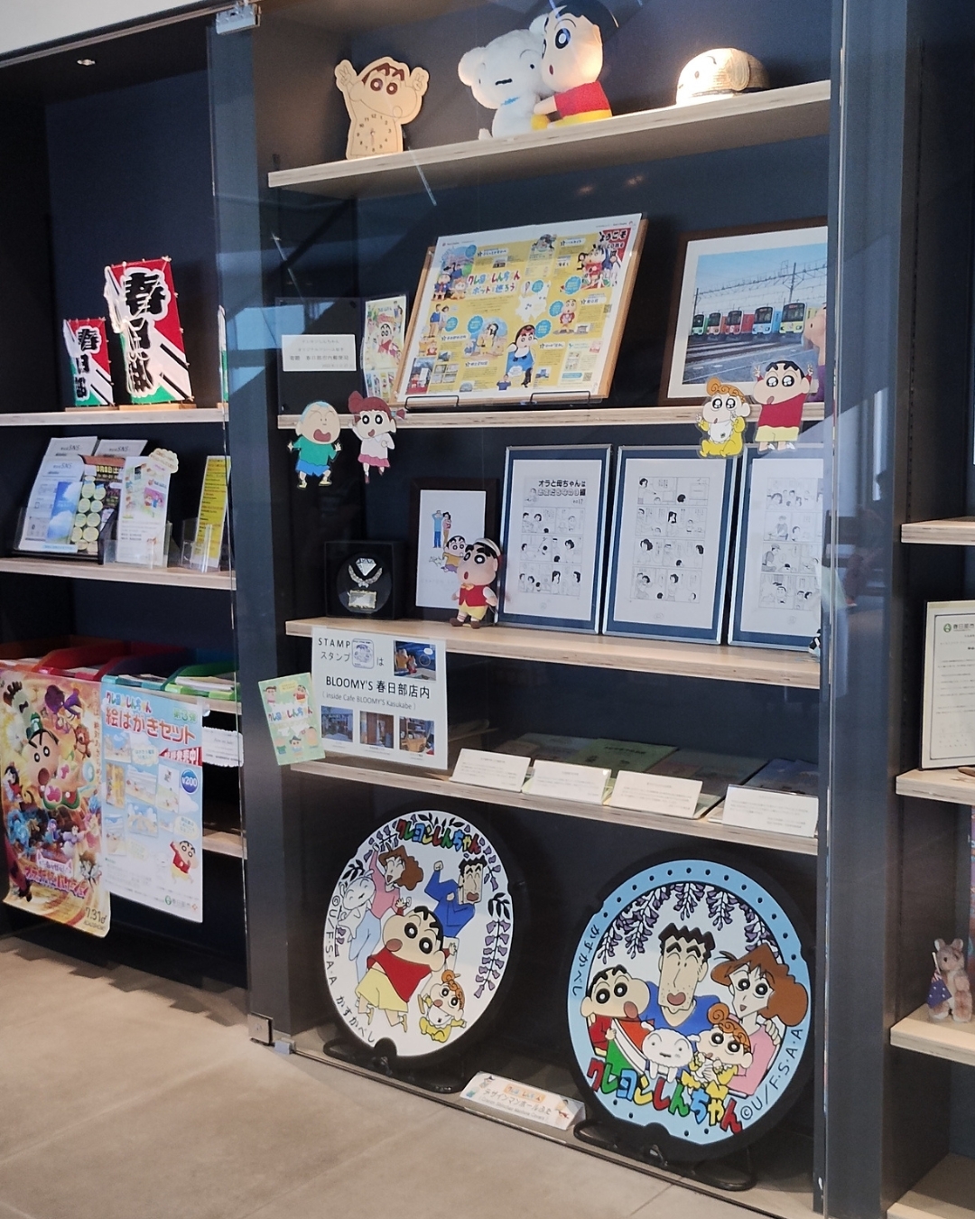 春日部市役所本庁舎1階エントランスホールに展示されているクレヨンしんちゃんデザインマンホールふた