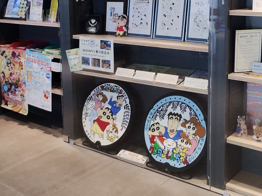 春日部市内にあるクレヨンしんちゃんデザインのマンホールの蓋